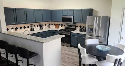 Luxury 4BR Retreat with 2 and half bath w/Game Room Near Stadiums