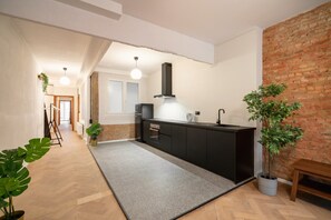 Kühlschrank, Mikrowelle, Ofen, Herdplatte