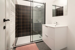 Dusche, Haartrockner, Handtücher