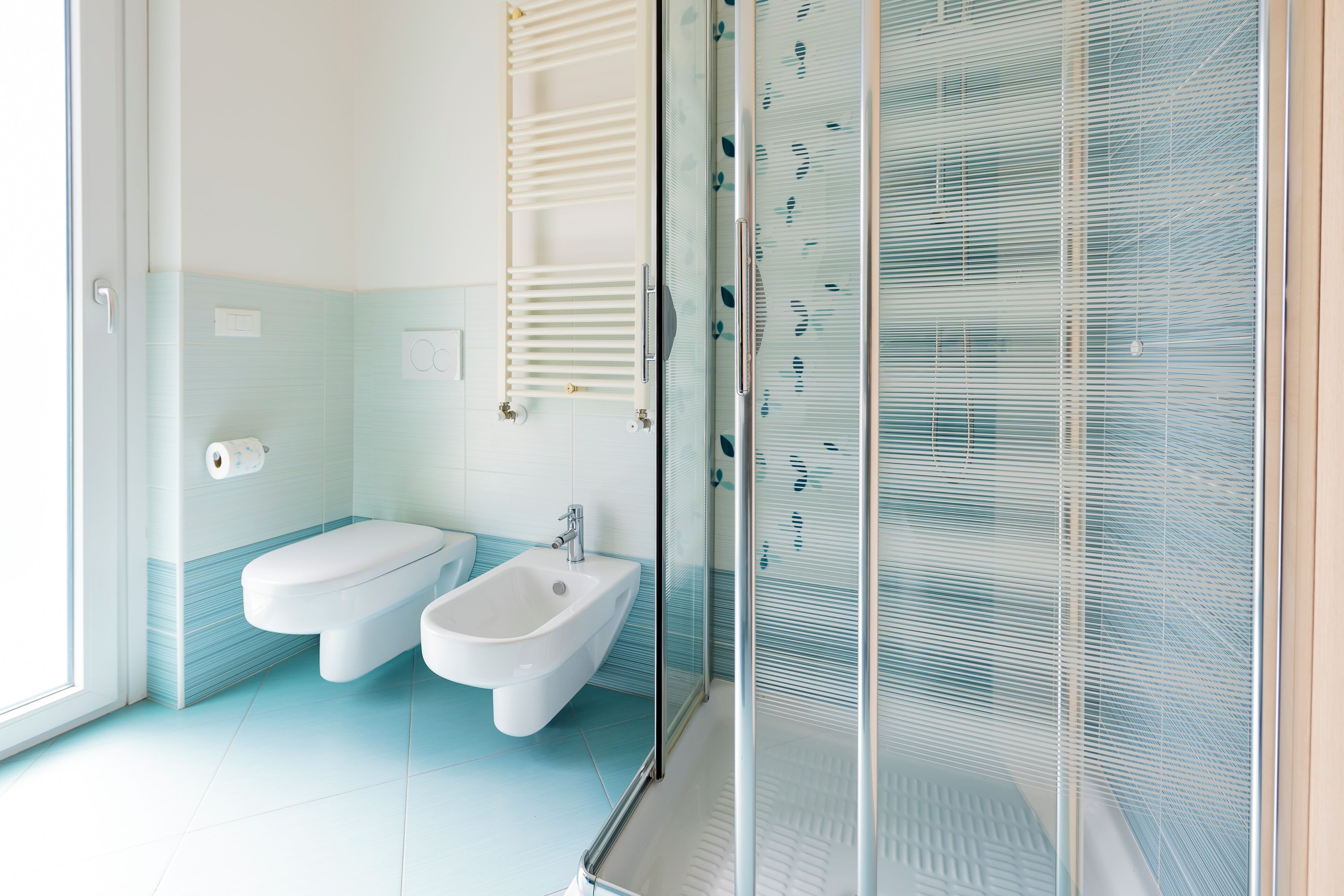 Een douche, een haardroger, een bidet, handdoeken