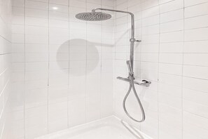 Shower, hair dryer, towels - 2 bedroom apartment in National Street Residence (Antwerp)
