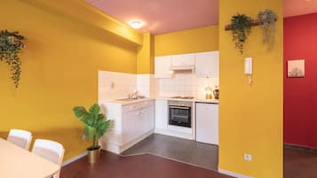 Coffee/tea maker, fridge, microwave, oven