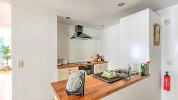 Cafetera y tetera, refrigerador, microondas y horno