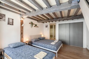 A bedroom with two beds, wooden beams, a wardrobe, and a small plant. - Spacious 11-person stay in Antwerp (Antwerp)