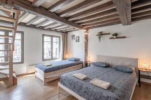 A room with two beds, wooden beams, large windows, and bedside lamps. - Spacious 11-person stay in Antwerp (Antwerp)