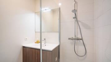 Een douche, handdoeken