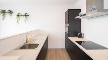 Coffee/tea maker, fridge, oven, stovetop