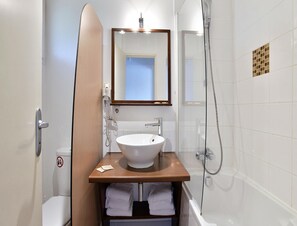 Apartment | Bathroom - Spacious Stay for 6 in La Rochelle (Lagord)