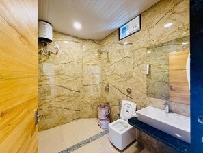 Bồn tắm, dép đi trong nhà, khăn tắm 