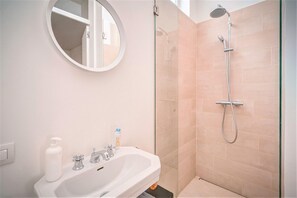 Shower, hair dryer, towels - Charming Bright Stone Lodge (Antwerp)