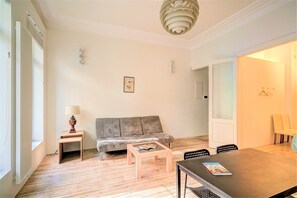 Living area - 2-bedroom apartment in Antwerp Centre (Antwerp)