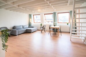 Living area - Saint Pauls 14-persons apartment (Antwerp)