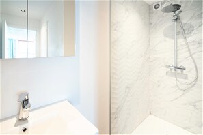 Bathroom - Saint Pauls 14-persons apartment (Antwerp)