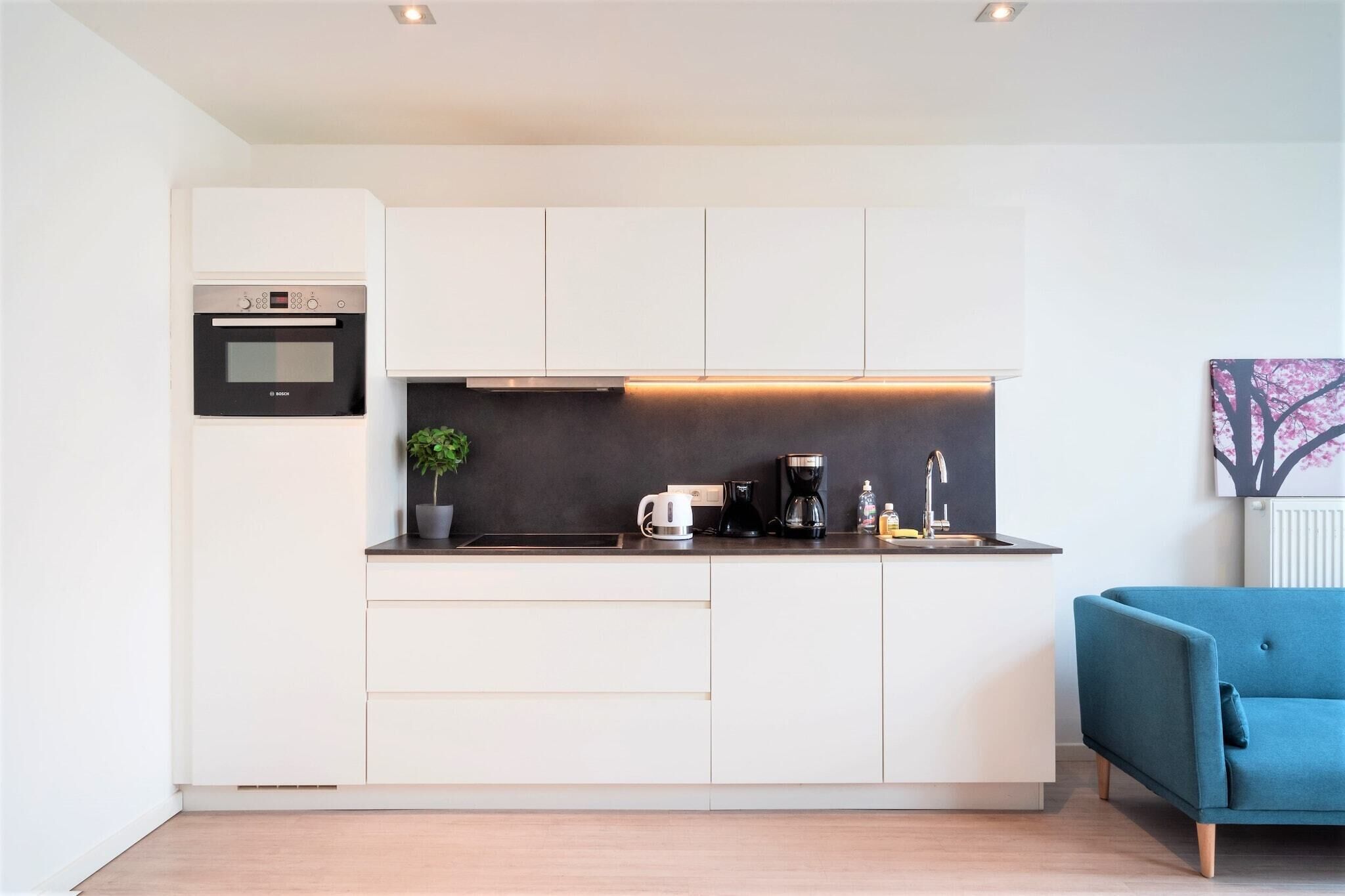 Wasserkocher mit Kaffee-/Teezubehör, Kühlschrank, Mikrowelle, Ofen