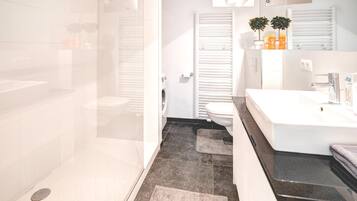 Een douche, een haardroger, handdoeken