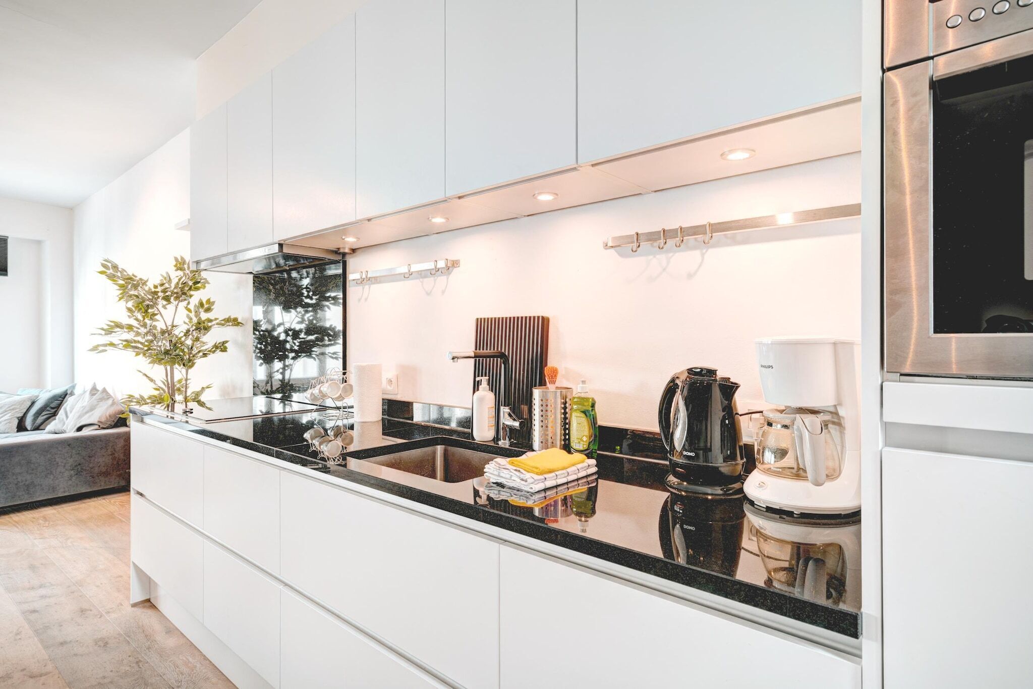 Een koffiezetapparaat/waterkoker, een koelkast, een magnetron, een oven