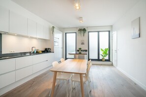 Kaffetrakter/tekoker, kjøleskap, mikrobølgeovn og ovn