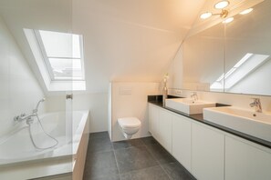 Bathroom - 2-bedroom apartment in Central location (Antwerp Center)