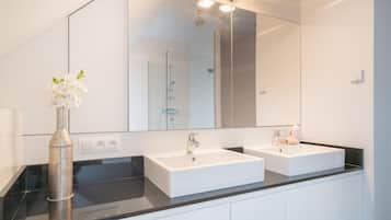 Dusche, Haartrockner, Handtücher