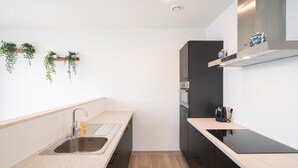 Une cuisine moderne équipée d’un évier, d’un plan de travail et de placards.