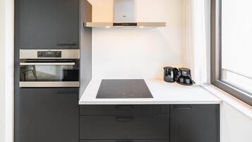 Frigorifero, microonde, forno, piano cottura