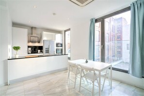 Private kitchen - 1-bedroom lodge stay in Antwerp (Antwerp Center)