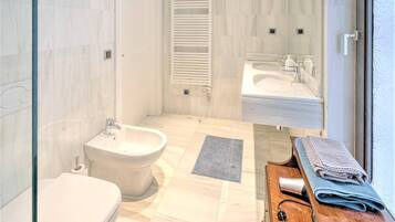 Doccia, asciugacapelli, bidet, asciugamani