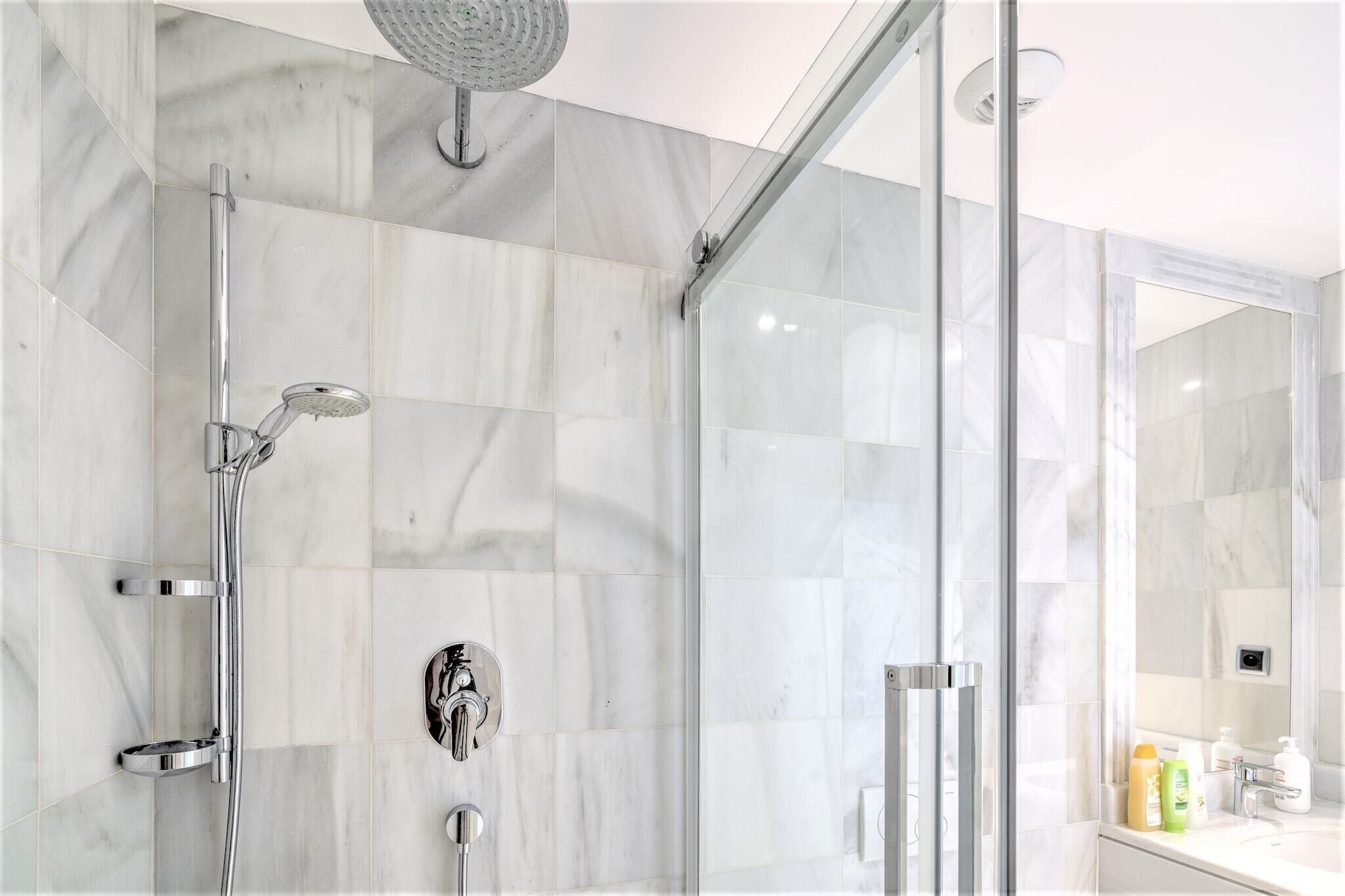 Shower, hair dryer, bidet, towels