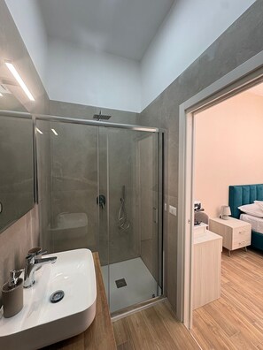 Zimmer, 1 Schlafzimmer, barrierefrei, Stadtblick | Badezimmer