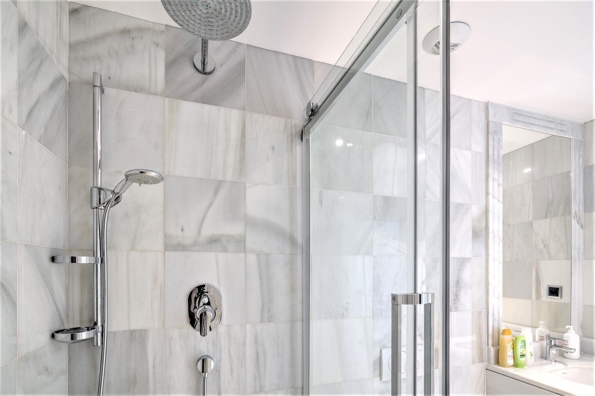 Regadera, secadora de cabello, bidet, toallas 