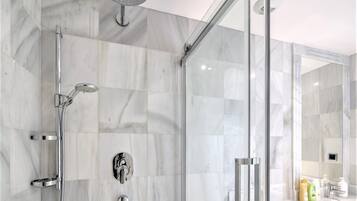 Regadera, secadora de cabello, bidet, toallas