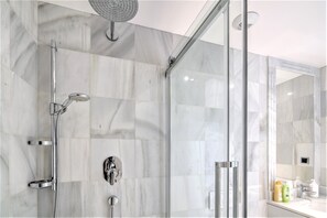 Shower, hair dryer, bidet, towels - Lodge apartment in Central Antwerp (Antwerp Center)