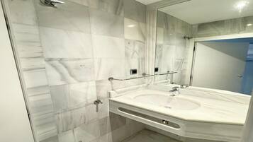 Een douche, een haardroger, een bidet, handdoeken