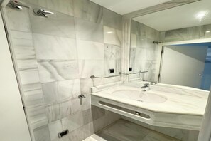 Dusche, Haartrockner, Bidet, Handtücher
