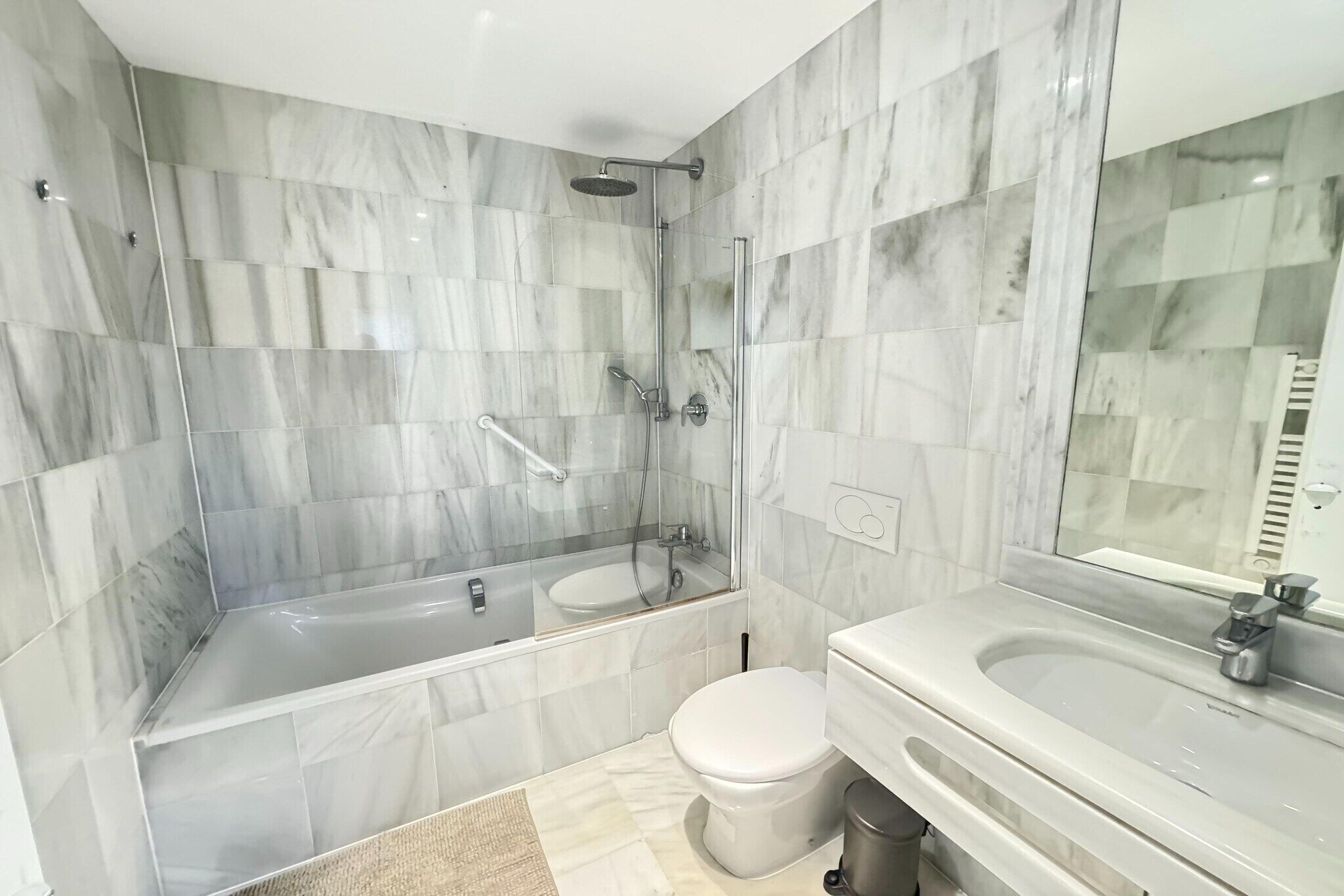 Douche, sèche-cheveux, bidet, serviettes fournies