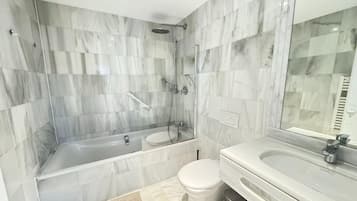 Douche, sèche-cheveux, bidet, serviettes fournies