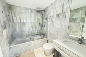 Bathroom - Marble Lodge 3-bedroom (Antwerp Center)
