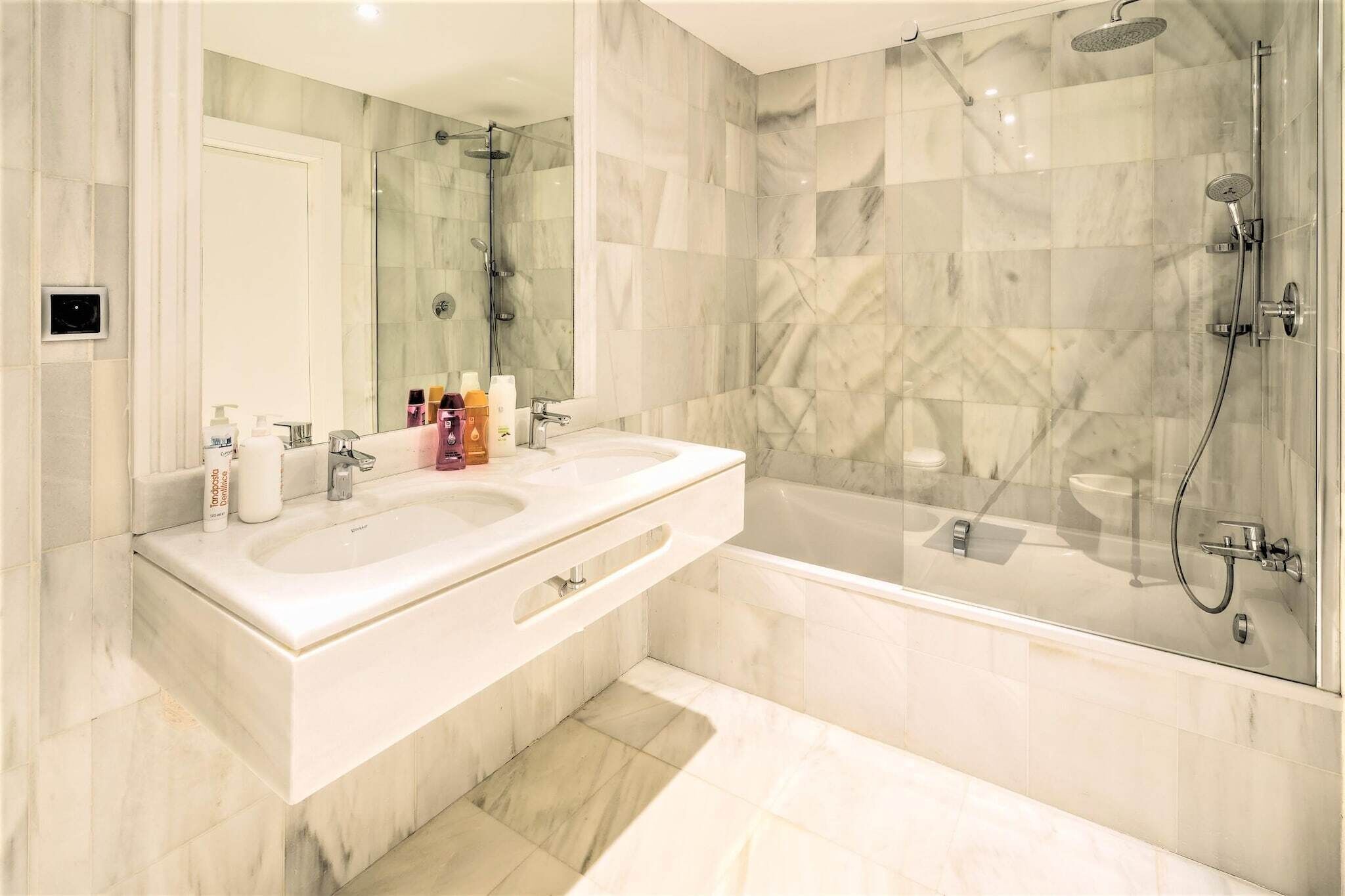 Douche, sèche-cheveux, bidet, serviettes fournies