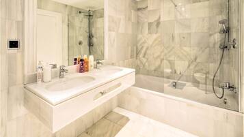 Douche, sèche-cheveux, bidet, serviettes fournies