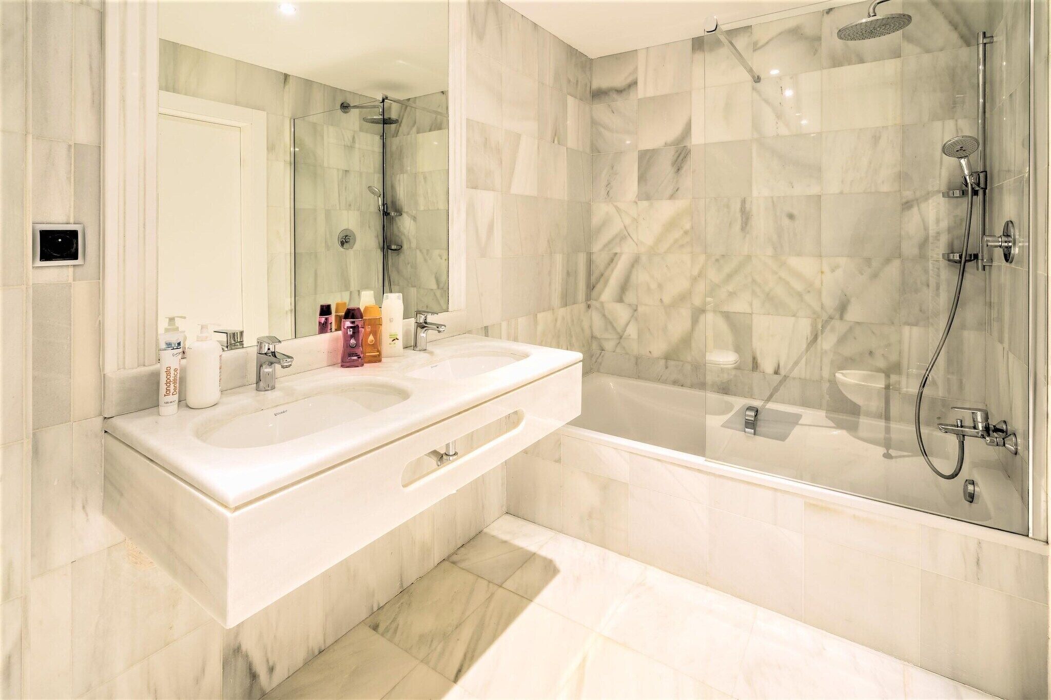 Een douche, een haardroger, een bidet, handdoeken