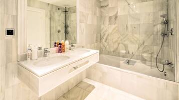 Een douche, een haardroger, een bidet, handdoeken