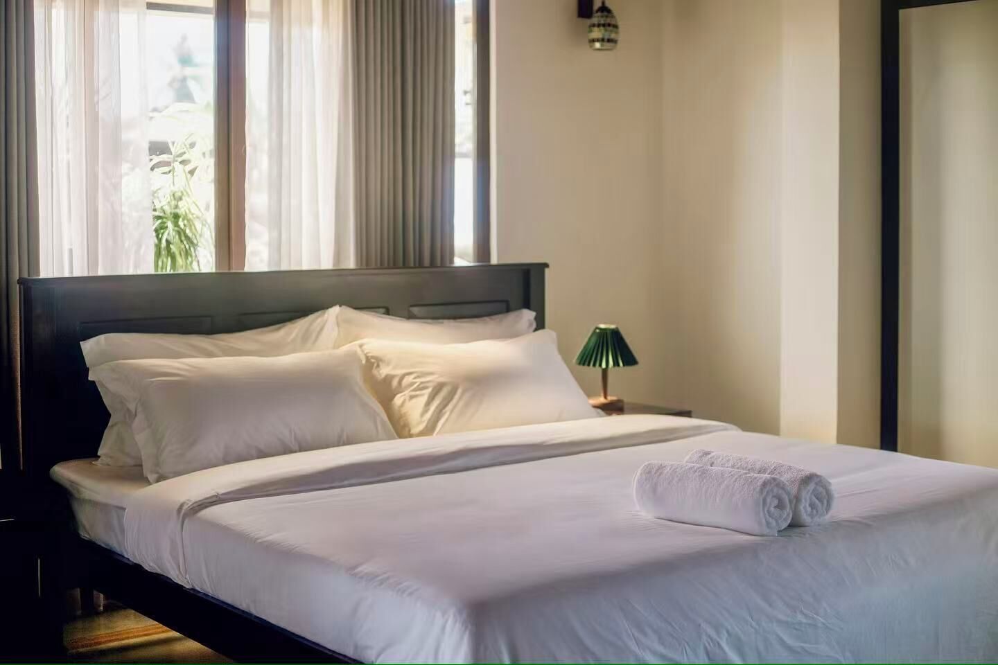 Blackout curtains, free WiFi