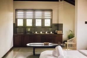 Family Room, Balcony, City View | Private kitchen | Fridge, microwave - Ceylon Story Galle (Galle)