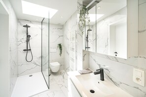 Douche, sèche-cheveux, bidet, serviettes fournies