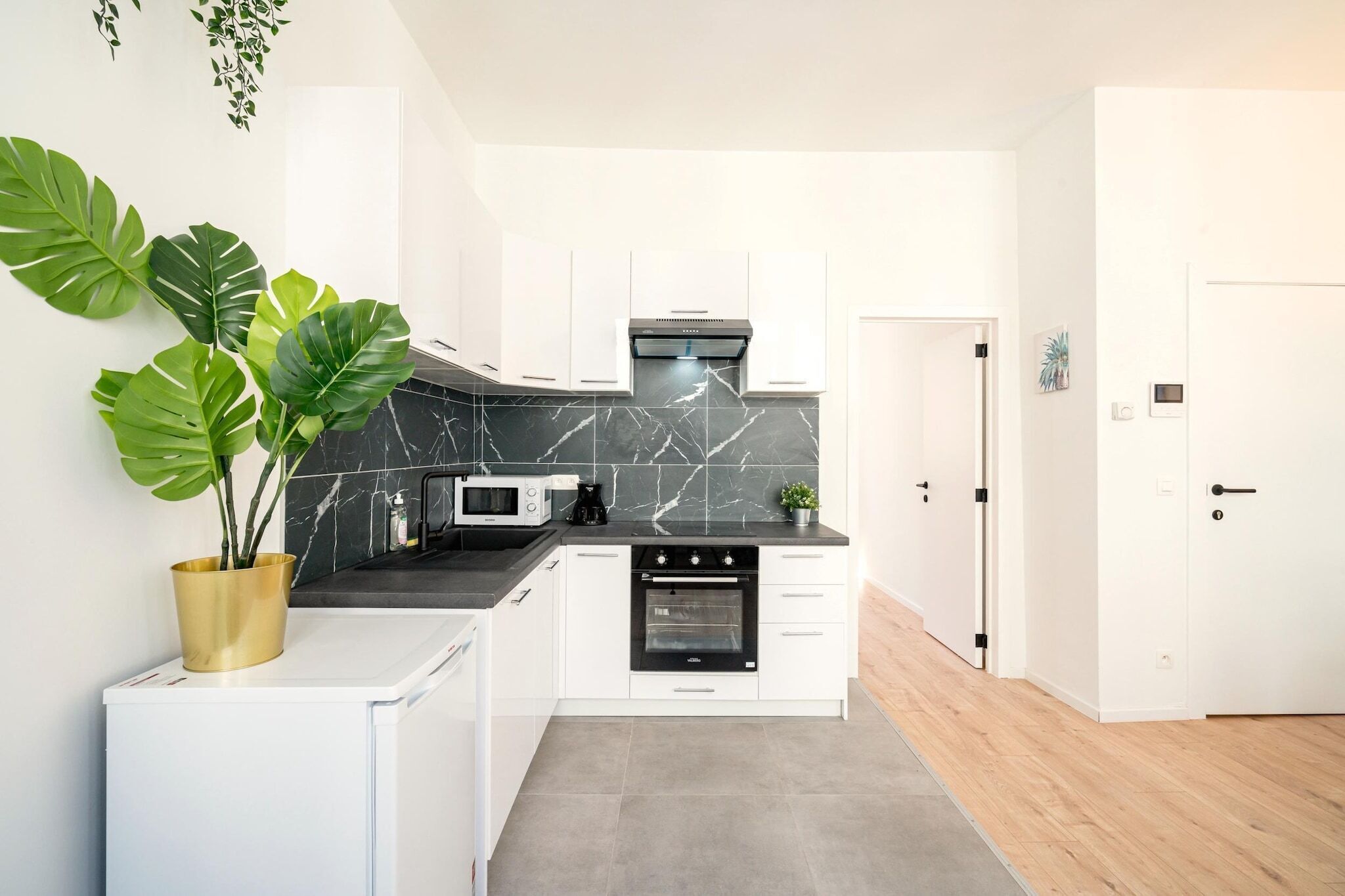 Coffee/tea maker, fridge, microwave, oven