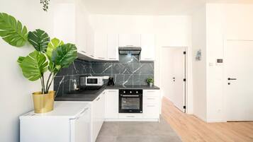 Coffee/tea maker, fridge, microwave, oven