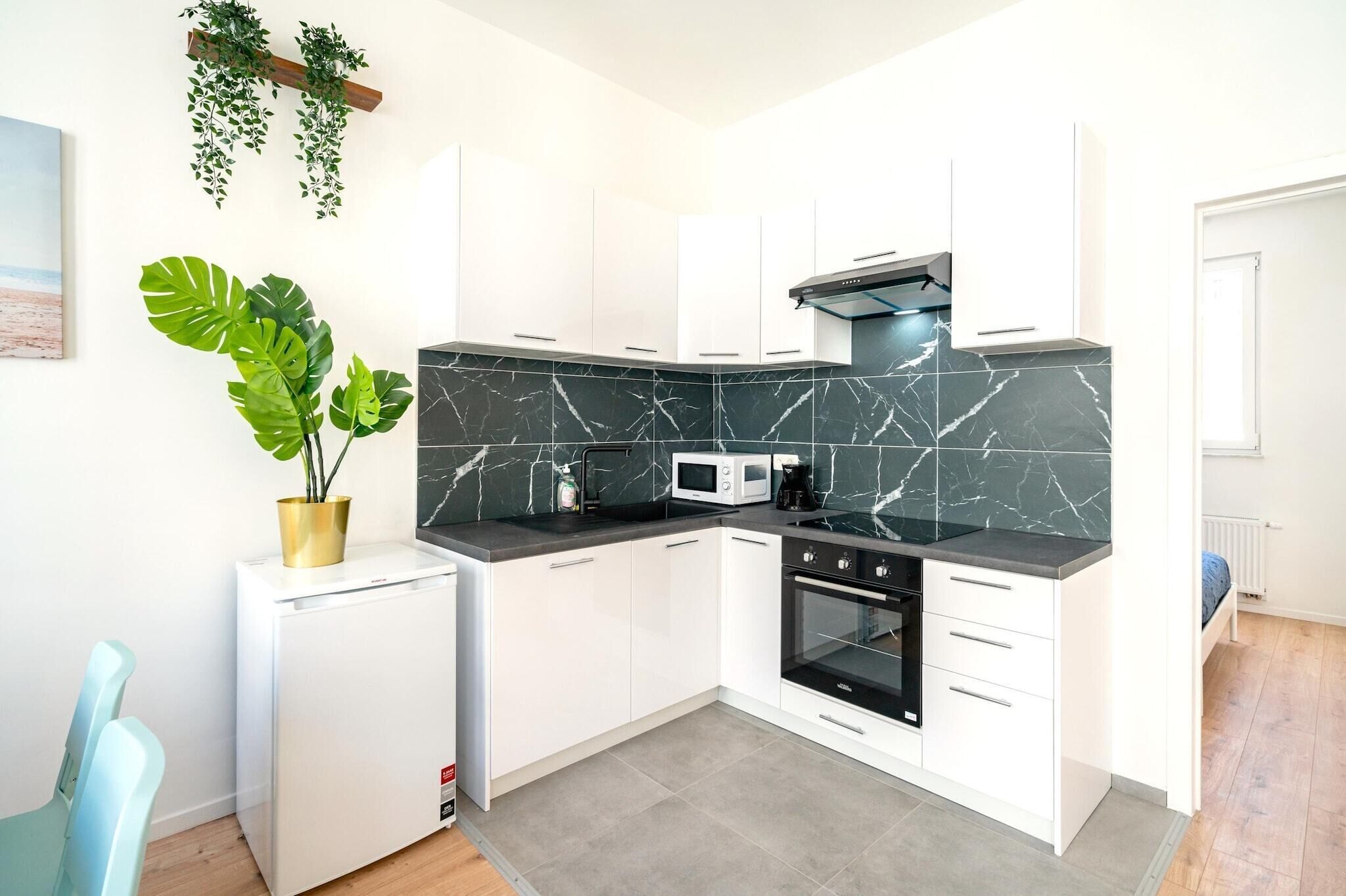 Coffee/tea maker, fridge, microwave, oven