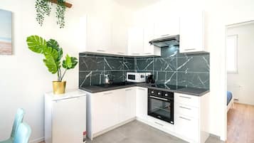 Coffee/tea maker, fridge, microwave, oven