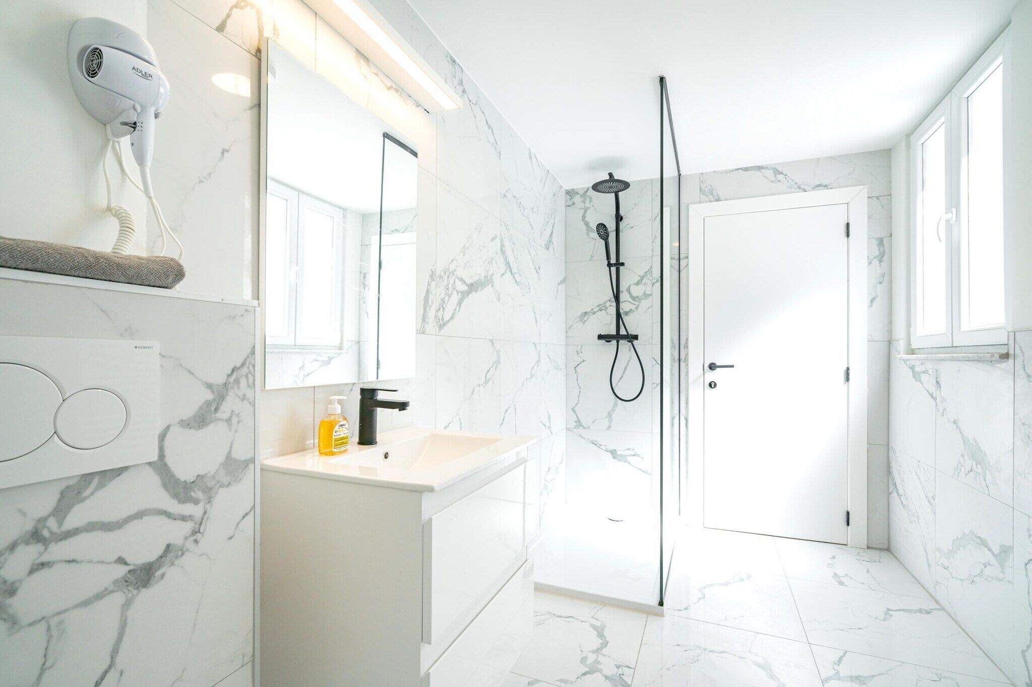 Shower, hair dryer, bidet, towels