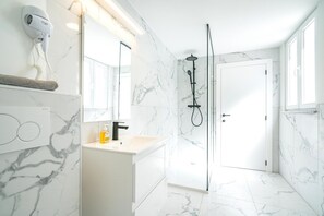 Shower, hair dryer, bidet, towels - Charming 1-bedroom apartment in Antwerp (Antwerp Center)